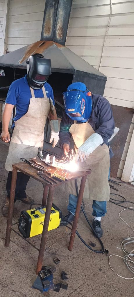 soldando con todos los implementos de seguridad