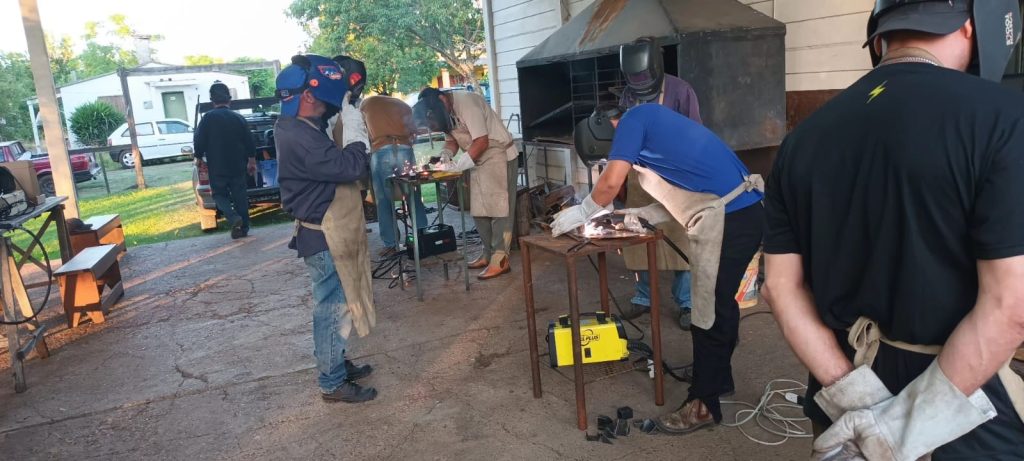 grupo de participantes en curso de soldadura