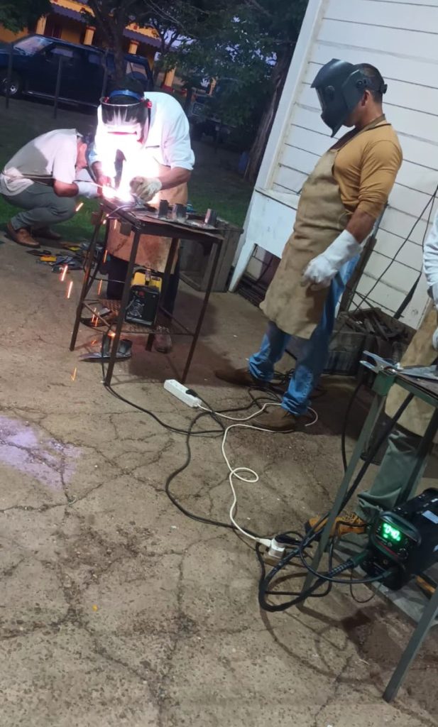 aprendiendo técnicas de soldaduta